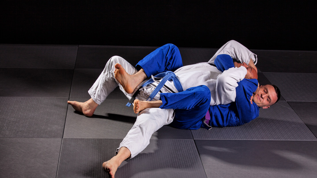 Hombre desarma a un ladrón de motos con llaves de jiu-jitsu (VIDEO)
