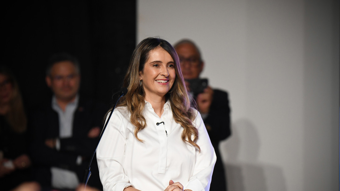 "Circo" y "payasada": Candidata presidencial debate sola en Colombia ante rival creado con IA