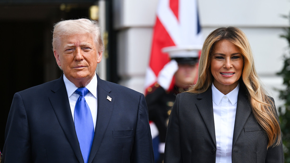 Trump revela cómo la autocorrección de su teléfono estuvo a punto de causarle problemas con Melania