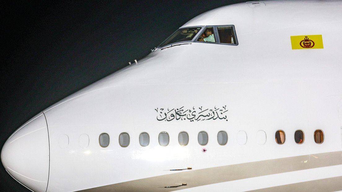 VIDEO: Sultán de Brunéi llega a una cumbre piloteando él mismo su avión
