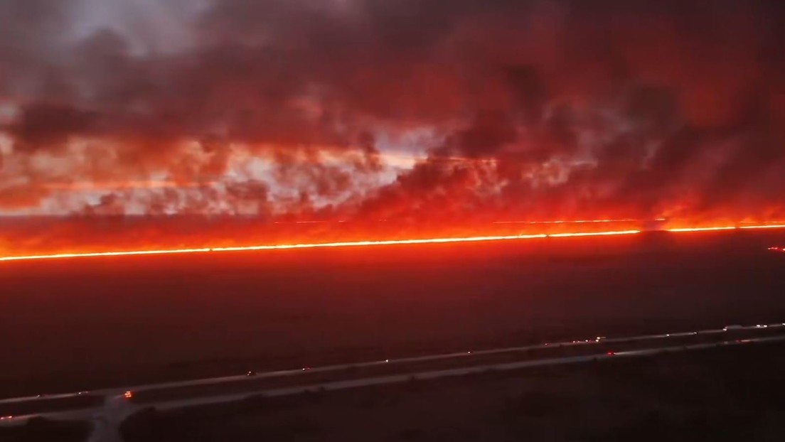 VIDEOS: Masivo incendio forestal arde sin control hacia una autopista en EE.UU.