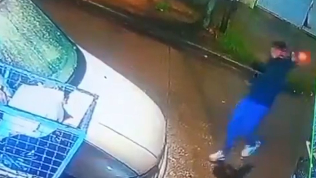 "Hay balas para todos": Perturbador momento en que adolescente dispara contra la casa de un compañero de clases