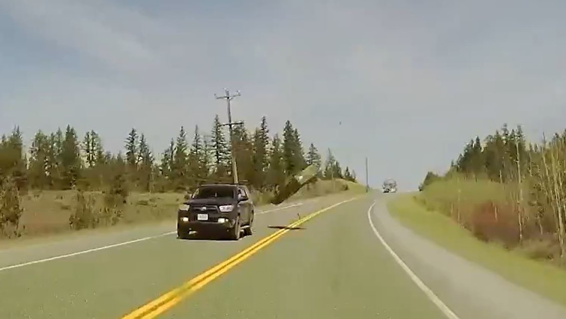 Como en 'Destino final': 'Un bote volador' se estrella contra un coche en plena vía (VIDEO)