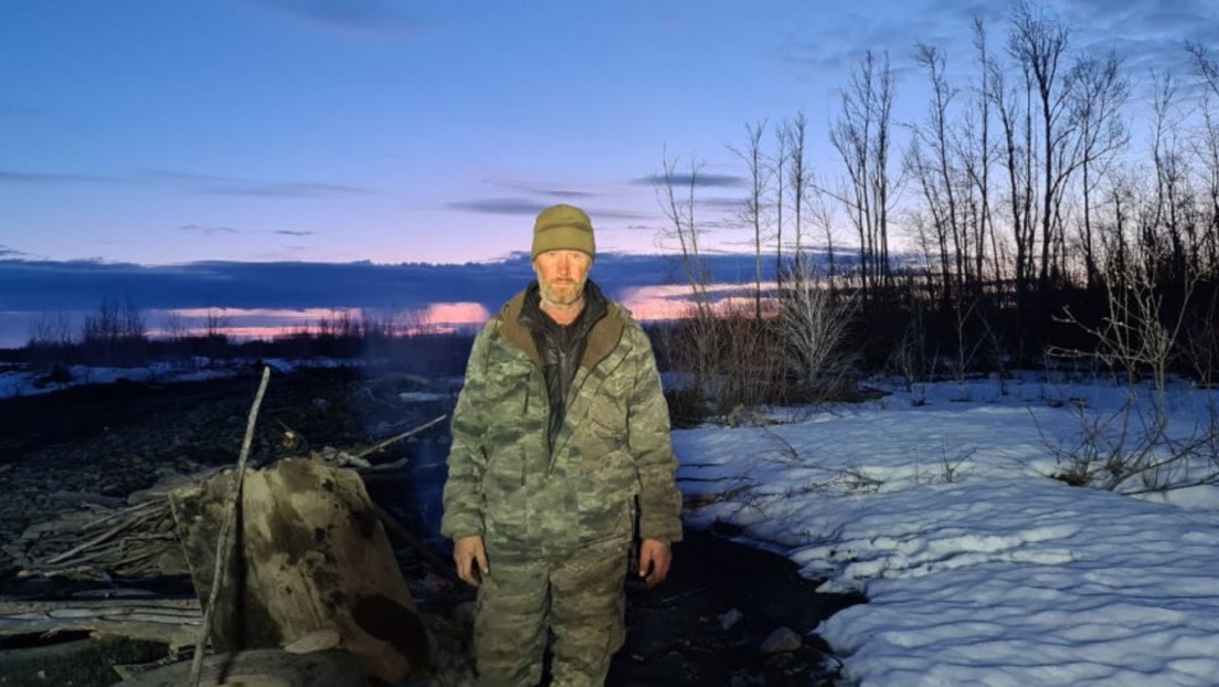 A lo Robinson Crusoe: hombre varado sobrevive solo y con una lanza rústica en Siberia
