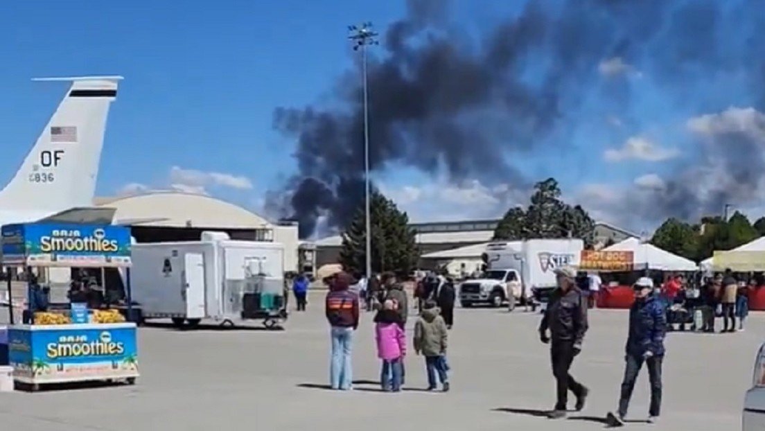 VIDEO: Humo se eleva tras colisión de 2 jets de EE.UU. frente a espectadores