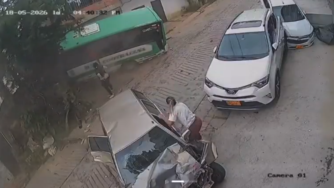 VIDEO: La impactante colisión múltiple provocada por un autobús fuera control que deja 17 heridos