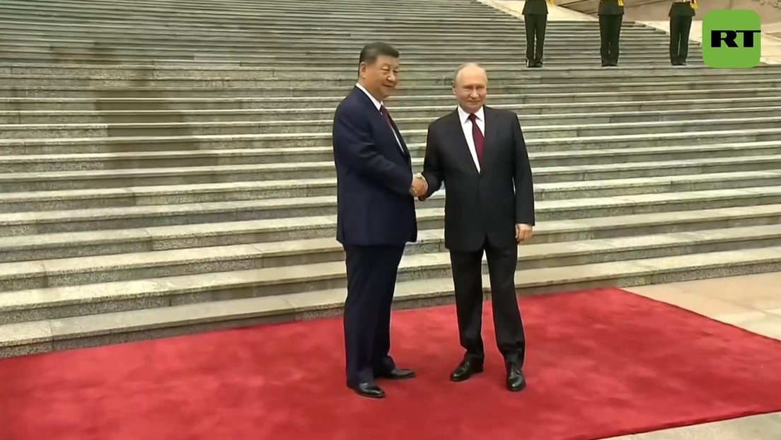 Primer apretón de manos entre Putin y Xi marca el inicio de la visita del líder ruso a China