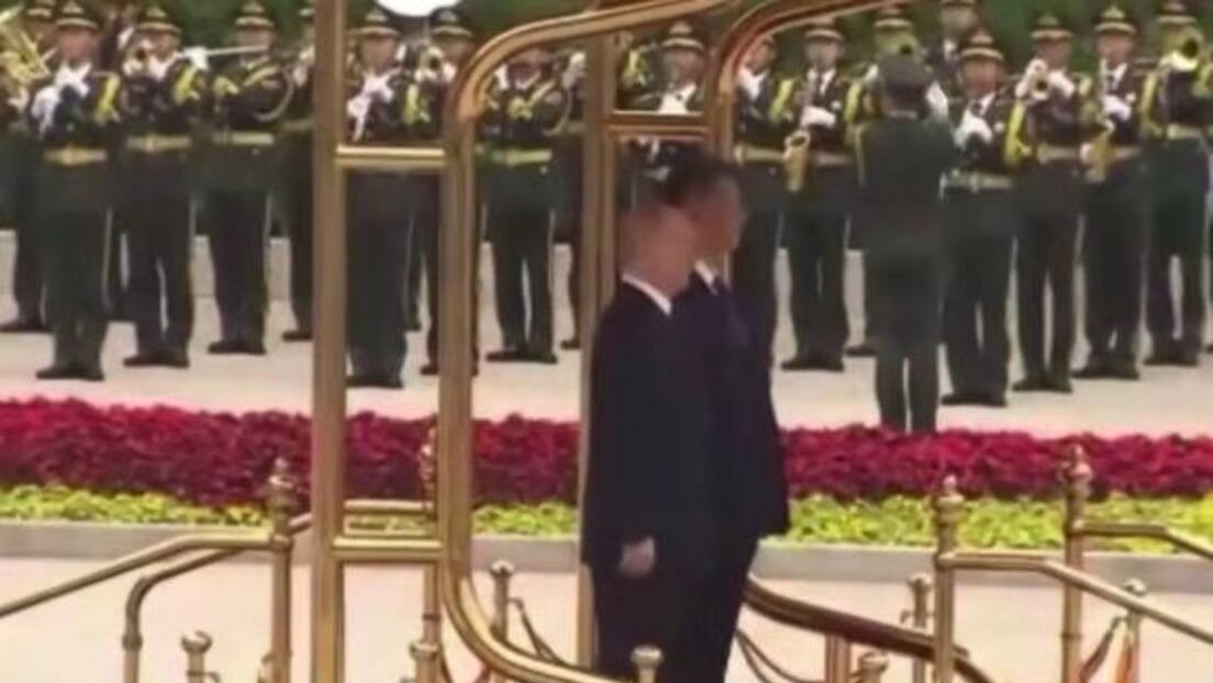 VIDEO: Interpretan el himno nacional ruso en Pekín con salvas ceremoniales