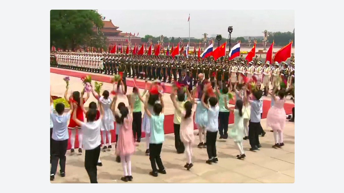 VIDEOS: Putin es recibido entre vítores y cantos en su visita oficial a China