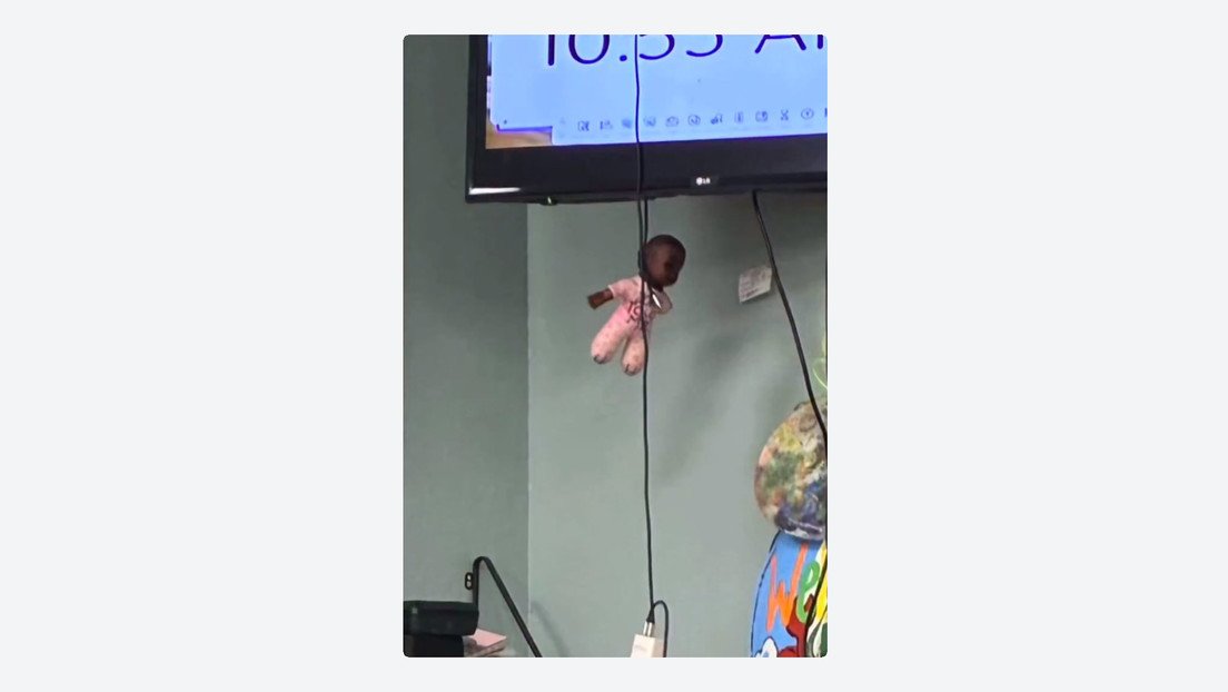 Cuelga a una muñeca negra del cuello frente a sus alumnos y le pasa esto