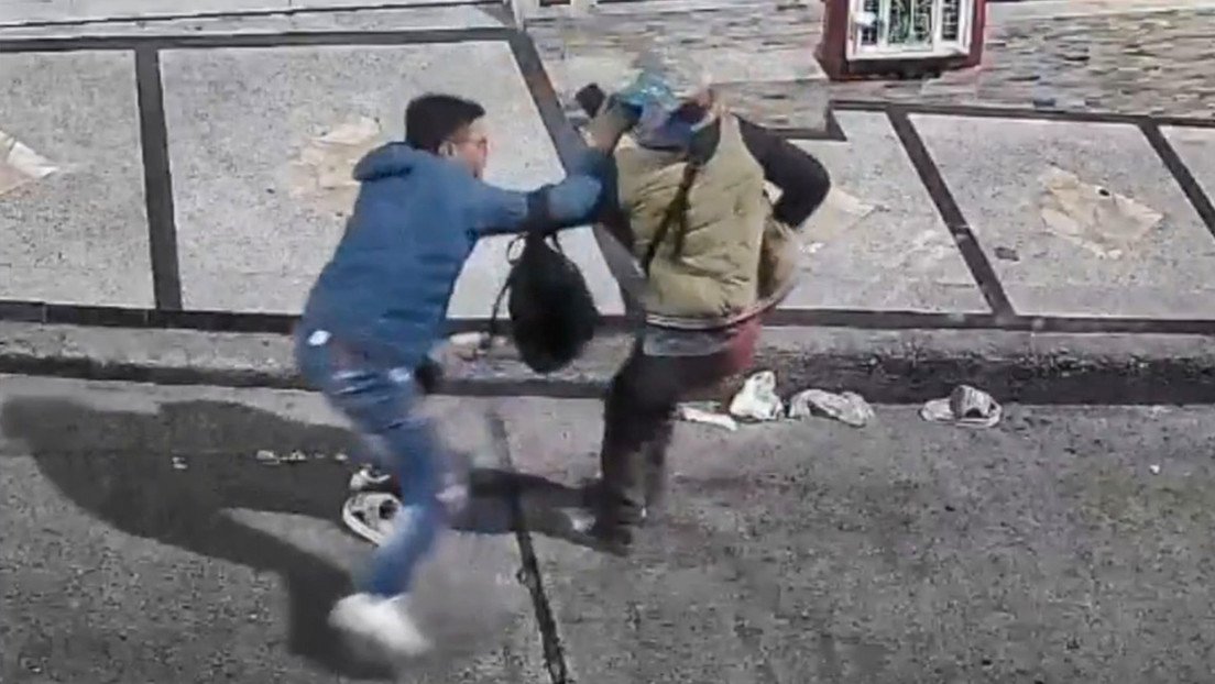 VIDEO: Dos ladrones atacan a un transeúnte y reciben su merecido de forma cinematográfica