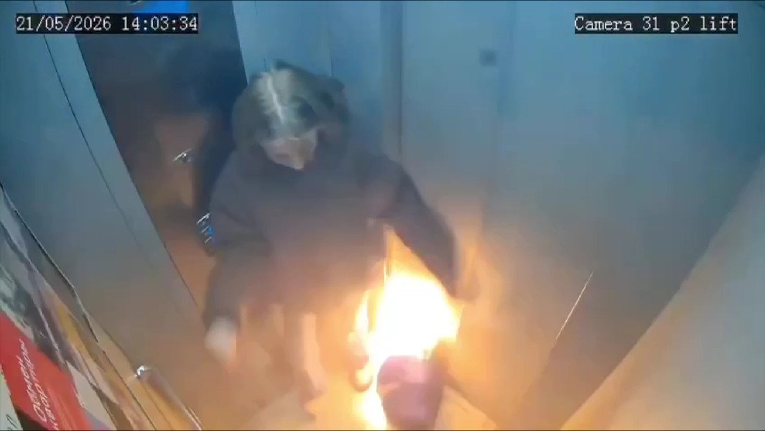 VIDEO: Batería externa se incendia en un ascensor y lo convierte en una trampa llena de humo