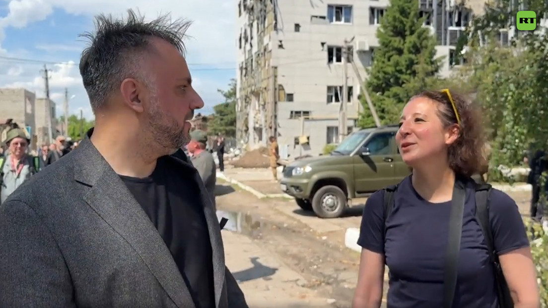 "¿Qué impresiones tiene?": Periodista occidental esquiva preguntas sobre el atentado de Kiev contra jóvenes (VIDEO)