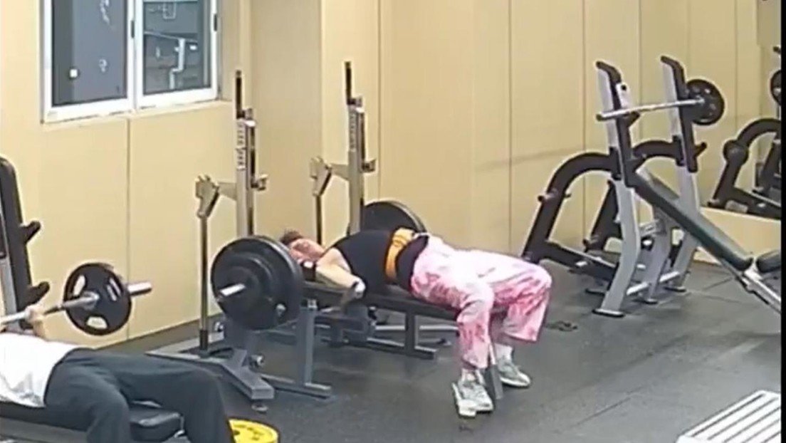 Segundos de pánico en el gimnasio: hombre queda atrapado bajo una pesada barra (VIDEO)