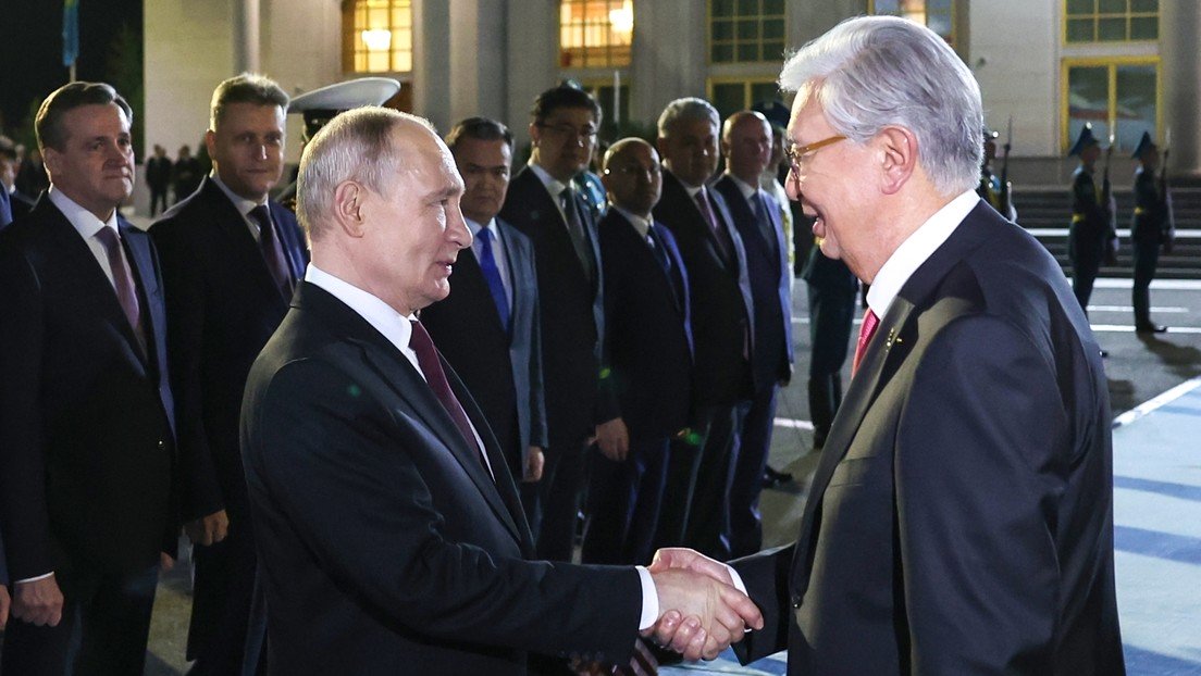 El presidente kazajo se despide de Putin en el aeropuerto antes de su partida hacia Rusia (VIDEO)