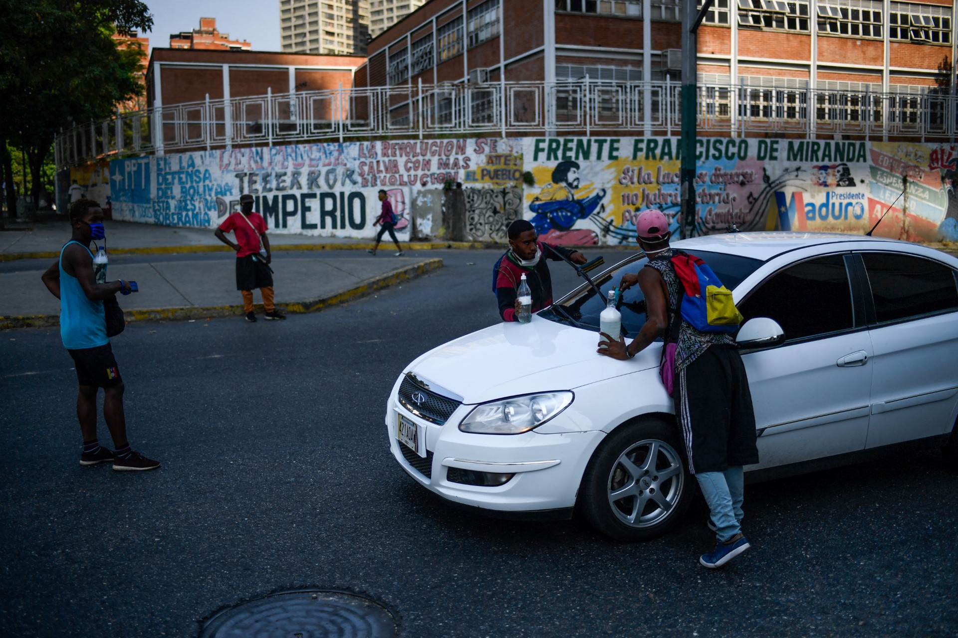El colapso del sistema educativo en Venezuela deja a miles de jóvenes sin estudios ni oportunidades