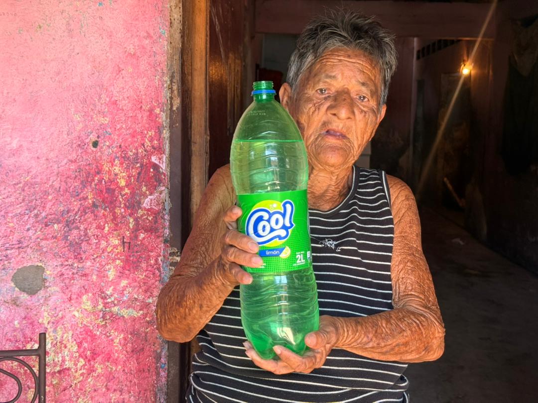 Carmen Vásquez dijo que en ocasiones van a la playa de San Luis a asearse | El Nacional/ Nelsly Teherán