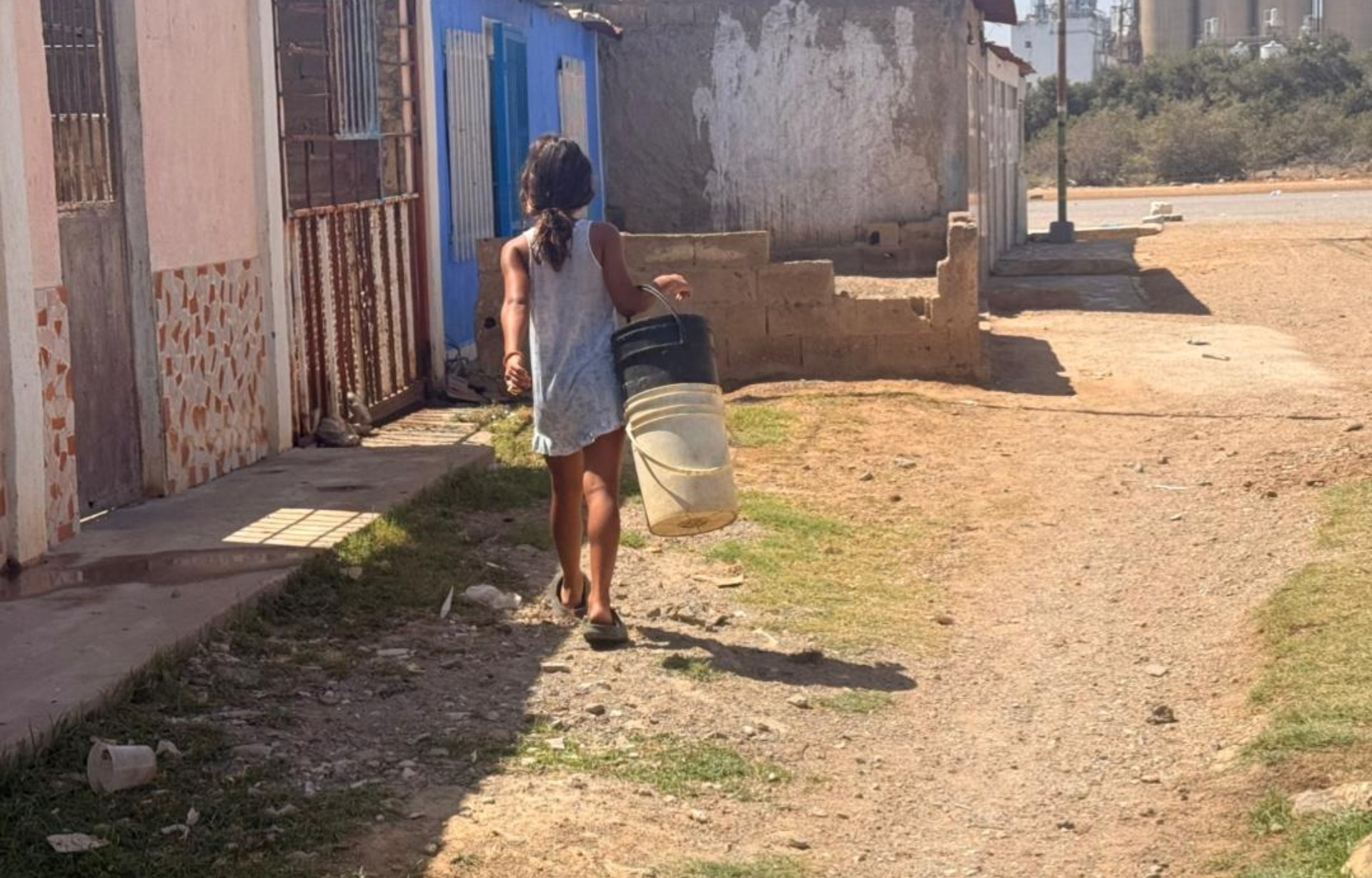Niños buscan agua en Cumaná en medio de la crisis del servicio | El Nacional/Nelsly Teherán