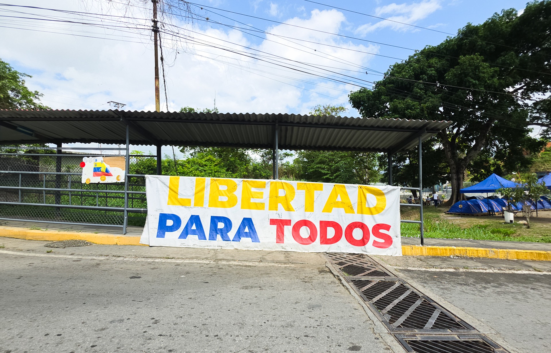 Una pancarta gigante con la frase 