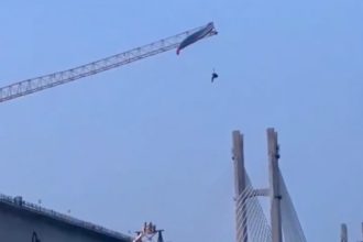 Cuatro horas a 60 metros: Parapentista queda atrapado en una grúa torre en China (VIDEO)