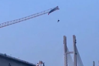 Cuatro horas a 60 metros: Parapentista queda atrapado en una grúa torre en China (VIDEO)