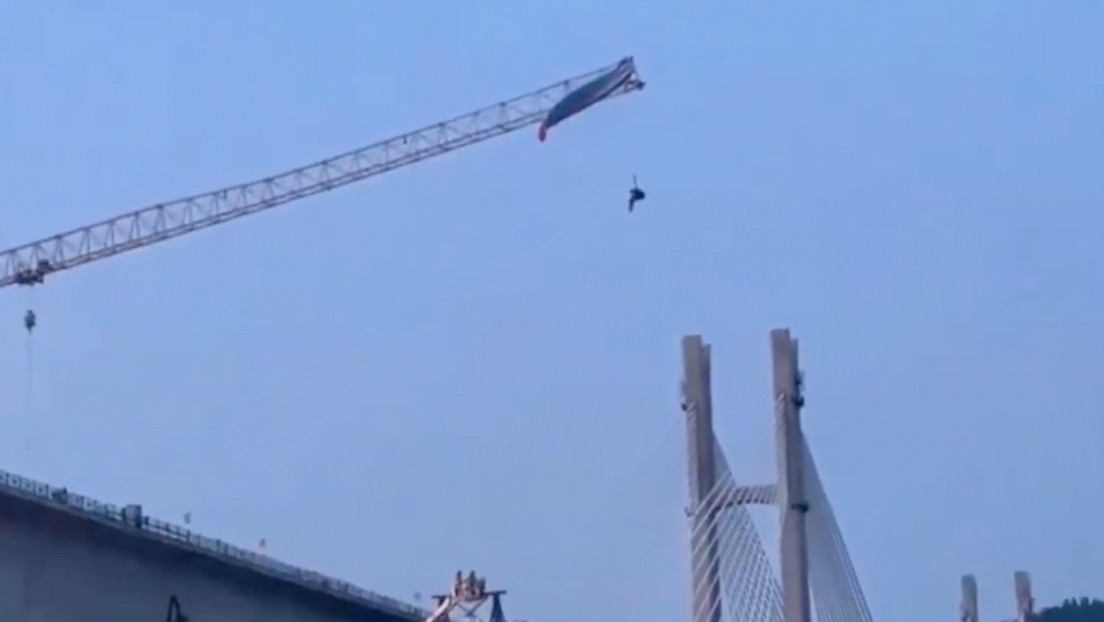 Cuatro horas a 60 metros: Parapentista queda atrapado en una grúa torre en China (VIDEO)