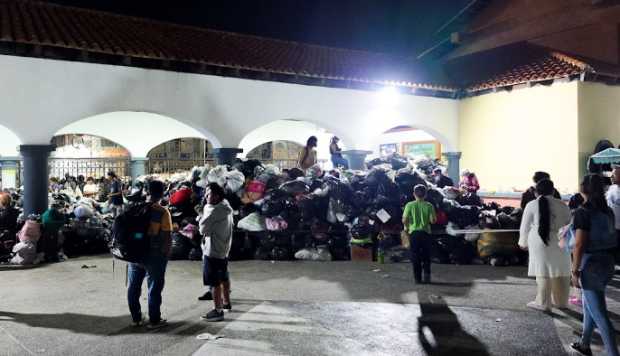 Grandes cantidades de ropa en el Parque del Oeste, en Caracas | Ezequiel Carías/El Nacional