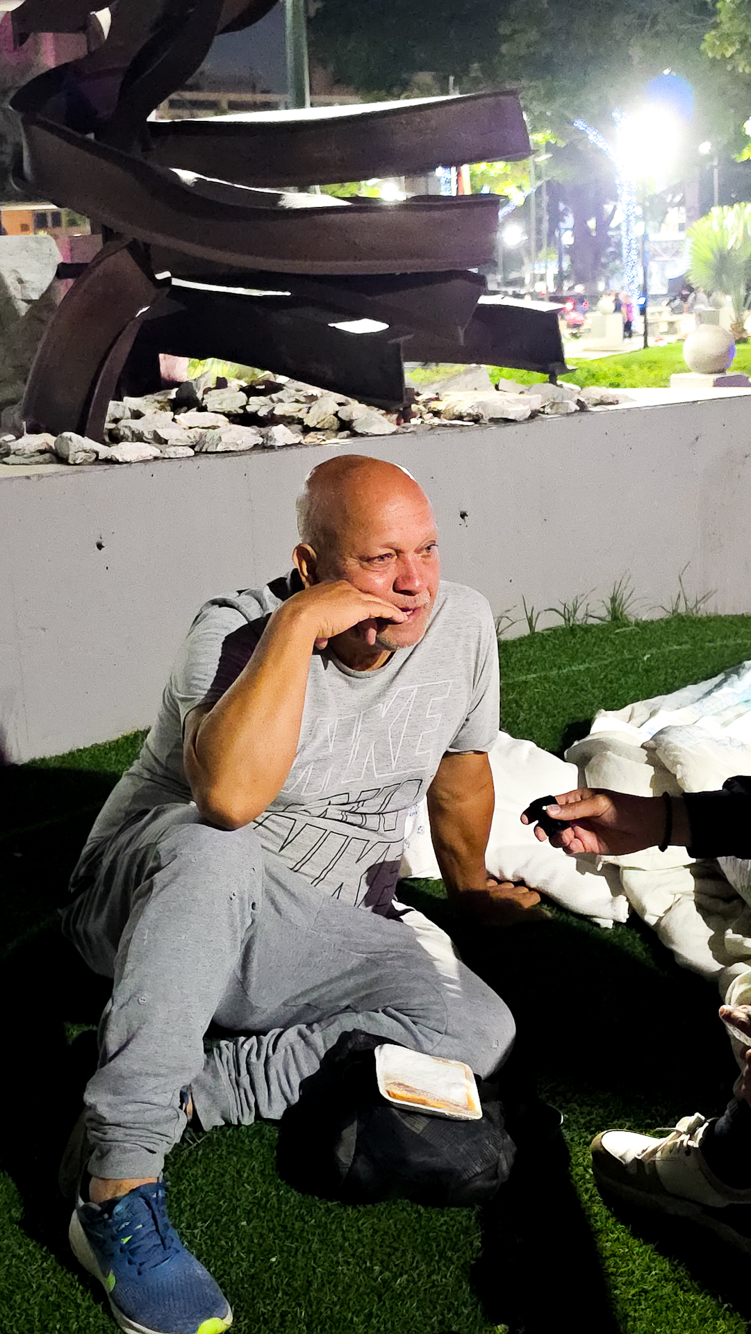 Javier Toncel tiene 22 años viviendo en Los Palos Grandes. Su edificio presentó graves daños | Ezequiel Carías/El Nacional