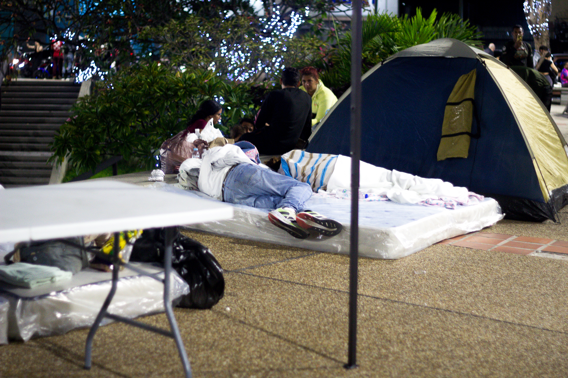 Personas duermen en colchones luego del doble sismo en Caracas | El Nacional/Ezequiel Carías