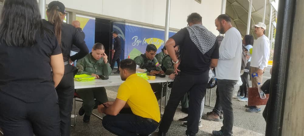 Militares eran los encargados de llenar el registro de voluntarios que ordenó Miraflores en el Poliedro de Caracas desde el sábado 27 de junio