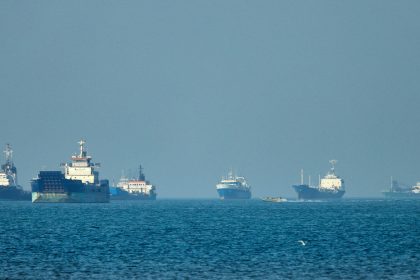 El CGRI advierte a los buques contra la cooperación con países "hostiles"