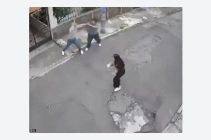 VIDEO: Joven se enfrenta a ladrón y logra que vecinos lo capturen (mientras sus cómplices lo abandonan)