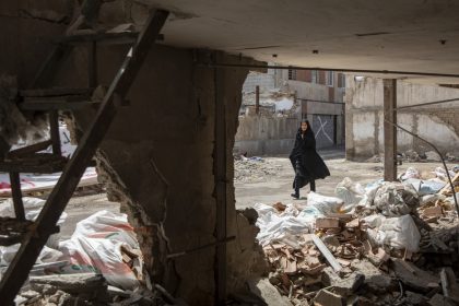 VIDEO: El desgarrador llanto de un socorrista iraní al hallar el cuerpo desmembrado de un lactante