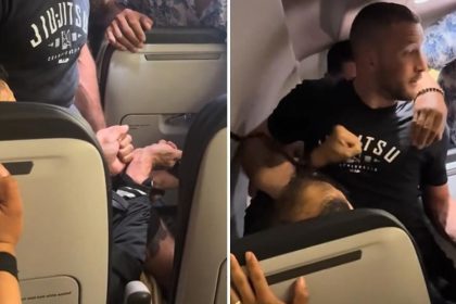 VIDEO: Pasajero intenta abrir las puertas de un avión e irrumpir en cabina en pleno vuelo