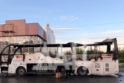 Primeras imágenes del autobús de pasajeros destrozado tras un ataque mortal de Kiev