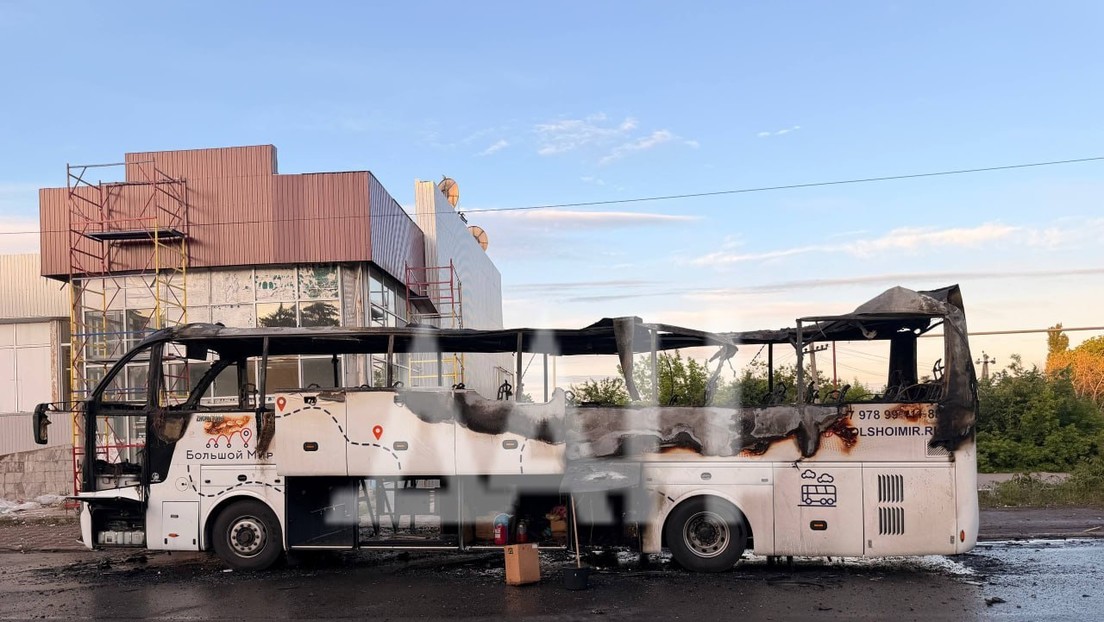 Primeras imágenes del autobús de pasajeros destrozado tras un ataque mortal de Kiev