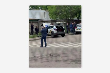 VIDEO: Transeúnte ebrio aprovecha un descuido y roba un patrullero en Ucrania