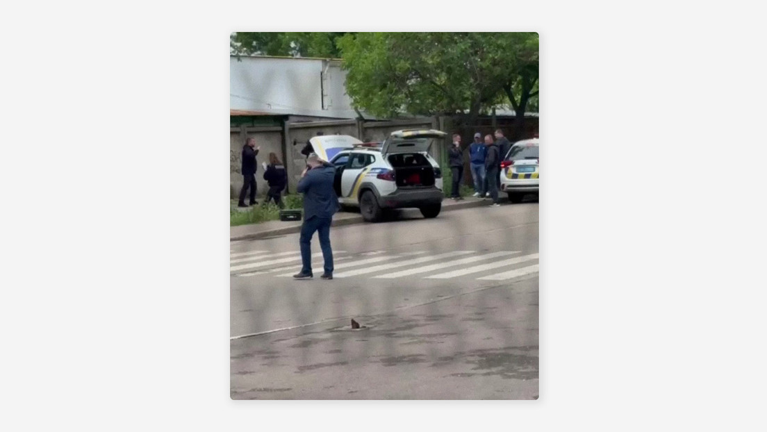 VIDEO: Transeúnte ebrio aprovecha un descuido y roba un patrullero en Ucrania