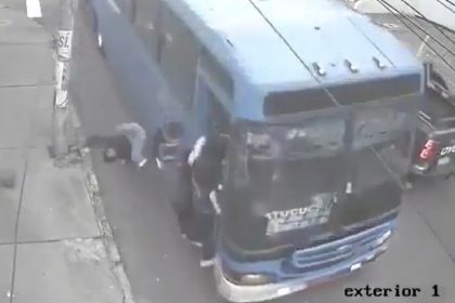 VIDEO: Pasajero cae de un bus a toda velocidad y sobrevive de milagro