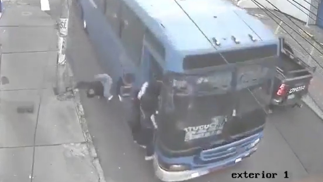 VIDEO: Pasajero cae de un bus a toda velocidad y sobrevive de milagro