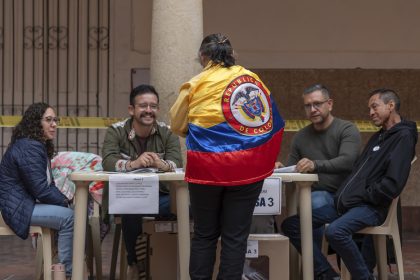EE.UU. acentúa su injerencia en Colombia con amenaza a quien intente "manipular" los comicios