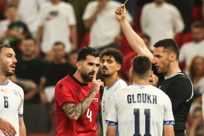 VIDEO: Lanzan basura e insultan a futbolistas israelíes en partido amistoso con Albania