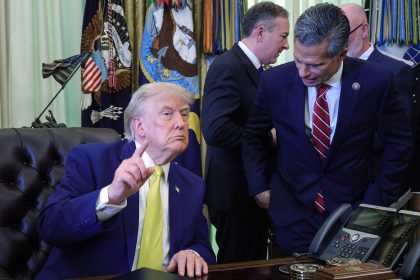 VIDEO: Trump se queda dormido durante un anuncio oficial