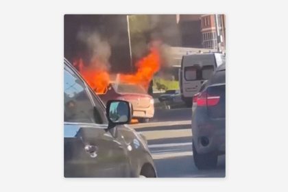 VIDEO: Ambulancia pasa por lugar de un accidente y salva a conductor de auto en llamas