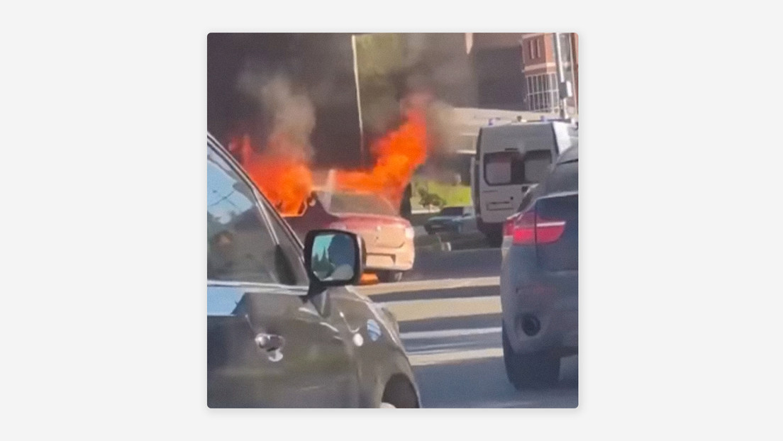 VIDEO: Ambulancia pasa por lugar de un accidente y salva a conductor de auto en llamas