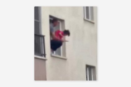 VIDEO: Un hombre saca a su hija de 3 años por la ventana y la amenaza con un cuchillo
