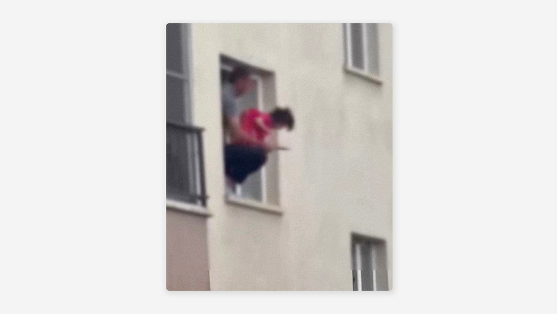 VIDEO: Un hombre saca a su hija de 3 años por la ventana y la amenaza con un cuchillo