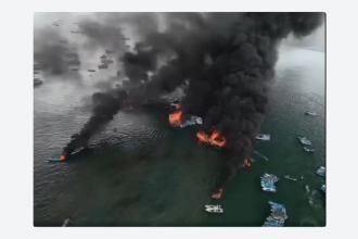 VIDEOS: Feroz incendio devora varias embarcaciones en un puerto de Ecuador