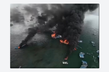 VIDEOS: Feroz incendio devora varias embarcaciones en un puerto de Ecuador