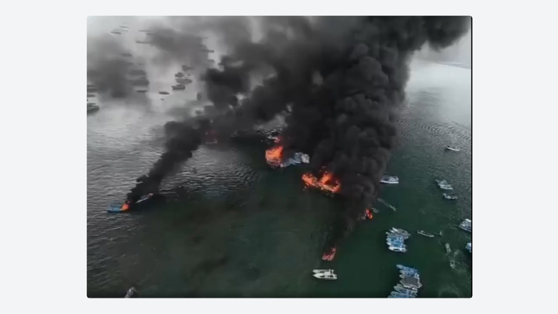VIDEOS: Feroz incendio devora varias embarcaciones en un puerto de Ecuador